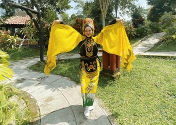 UNY Student-Agisnia Azizah singer of the song Luk Luk Lumbu
